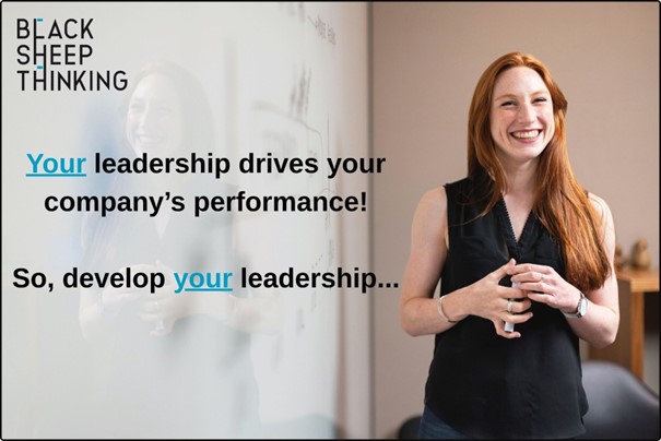 Dirigeante d’entreprise dans son bureau, écoutant activement pour recueillir des retours sur son leadership.